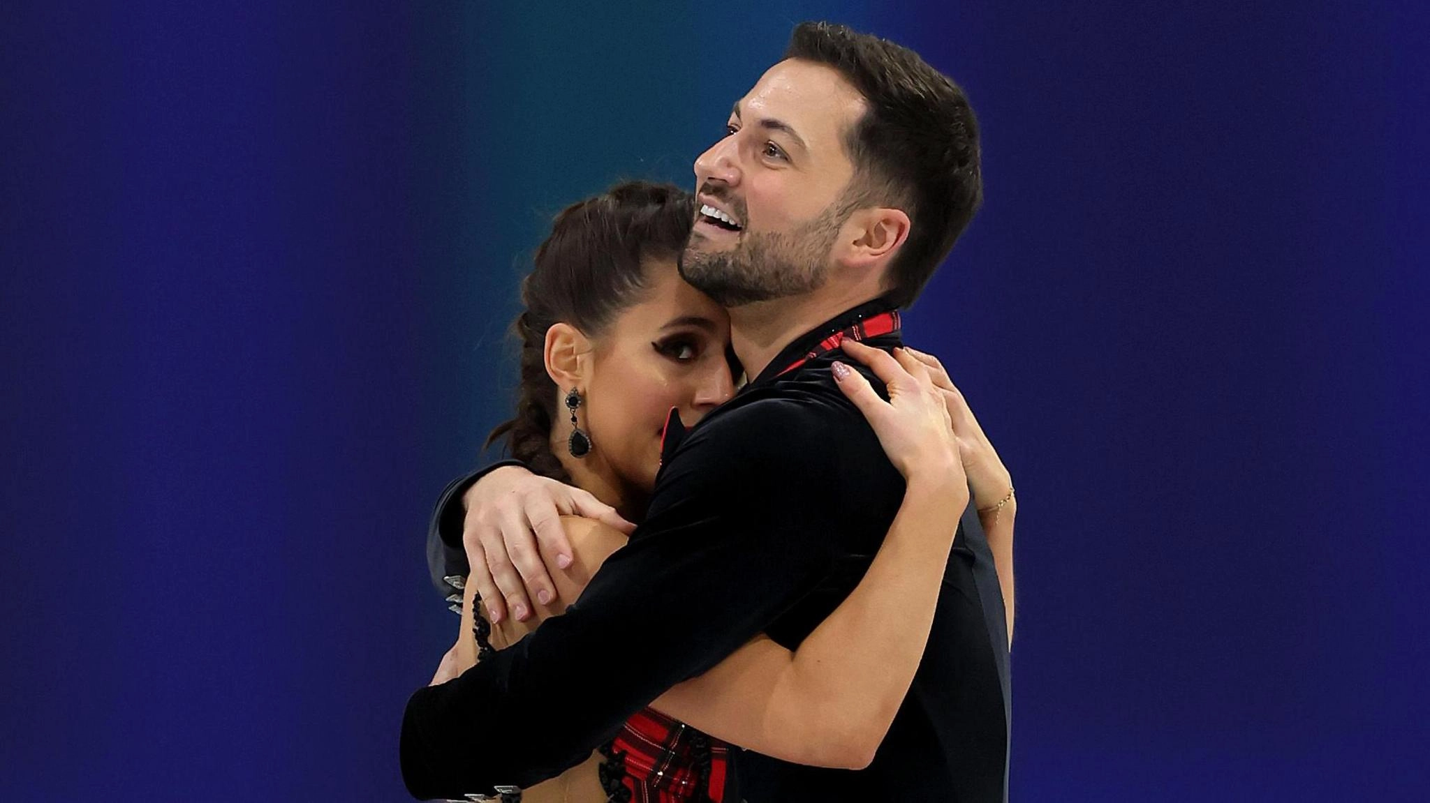 Фігуристи обіймаються на льоду після виступу на чемпіонаті світу з фігурного катання 2025 року