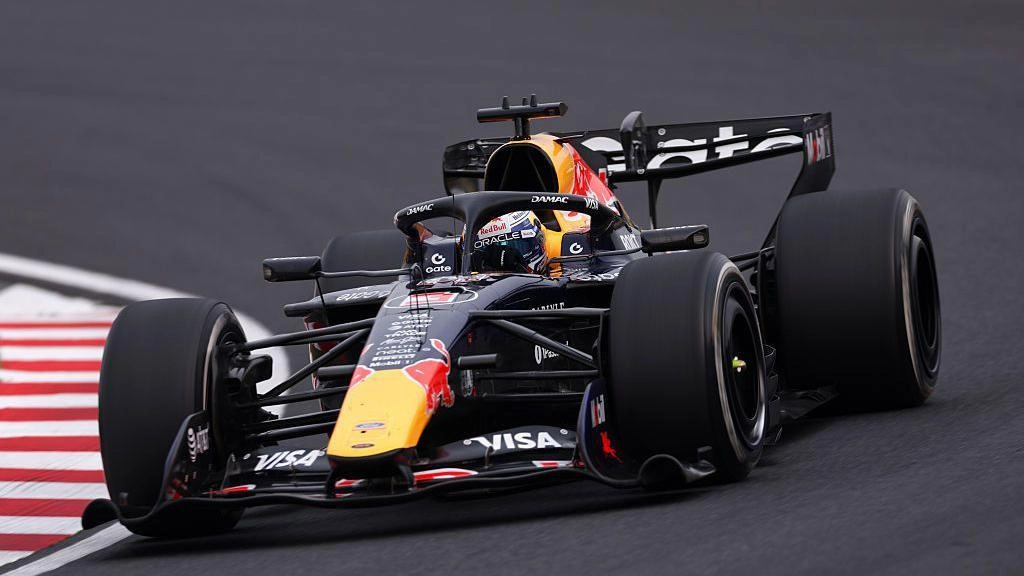 Гоночний болід Red Bull на трасі Гран-прі Японії, Макс Ферстаппен за кермом