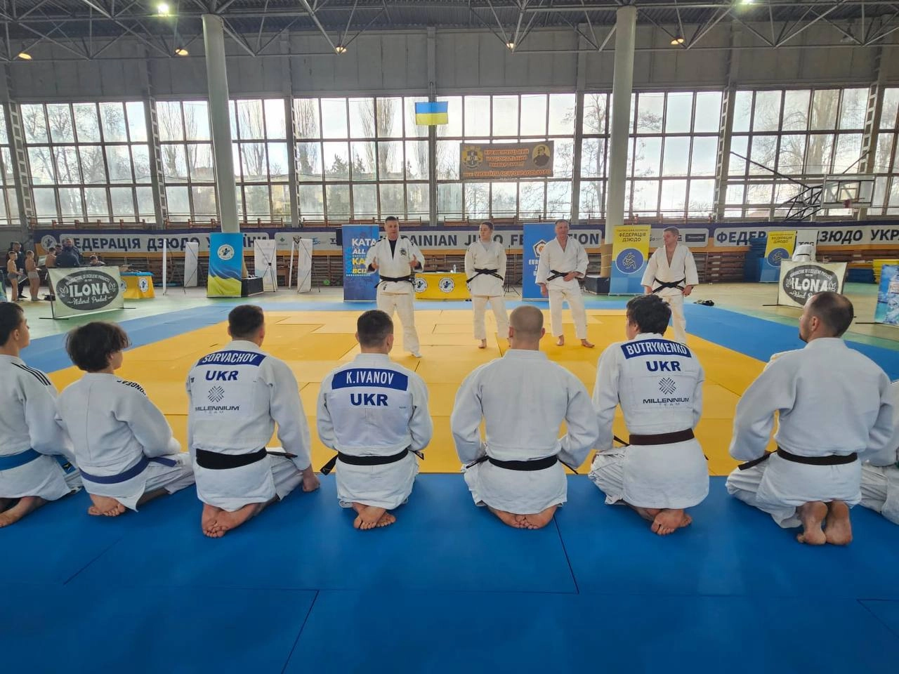 Спортсмени в кімоно на татамі під час турніру з ката в Кременчуці, готуються до виступу