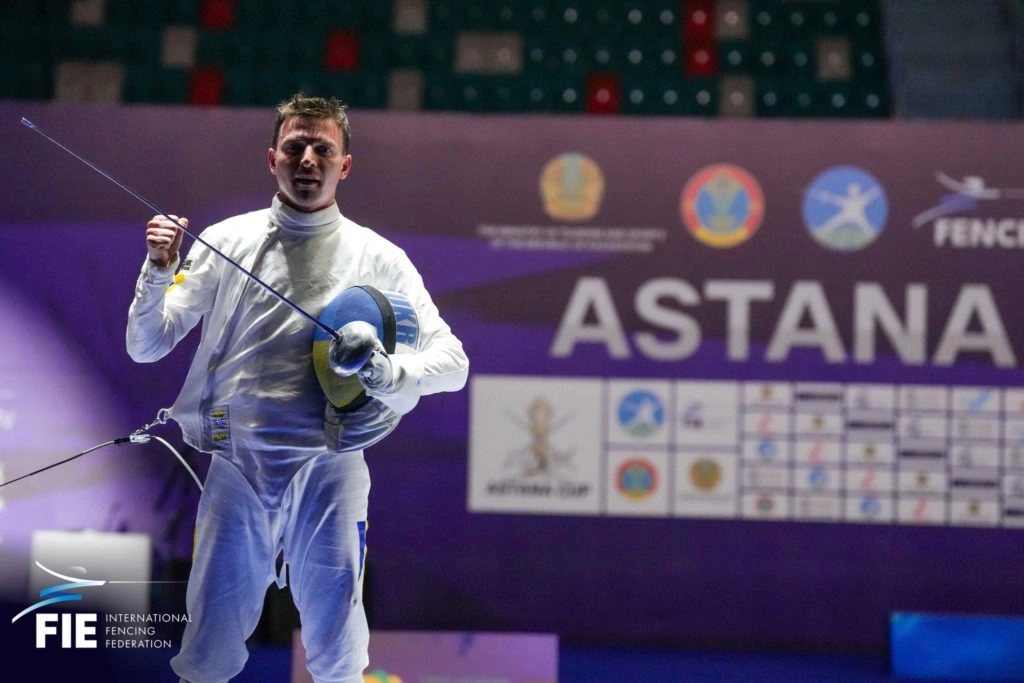 Український фехтувальник Роман Свічкар тримає шпагу на Кубку світу в Астані