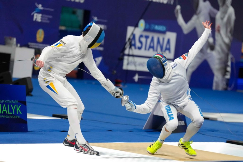 Український фехтувальник атакує суперника на Кубку світу з фехтування в Астані