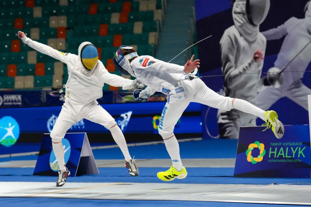 Український фехтувальник Роман Свічкар атакує суперника на Кубку світу з фехтування в Астані