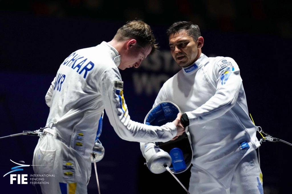 Український фехтувальник Роман Свічкар на змаганнях Кубка світу в Астані, обмін рукостисканням