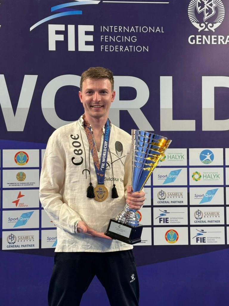 Український фехтувальник Роман Свічкар з медаллю та кубком на Кубку світу в Астані