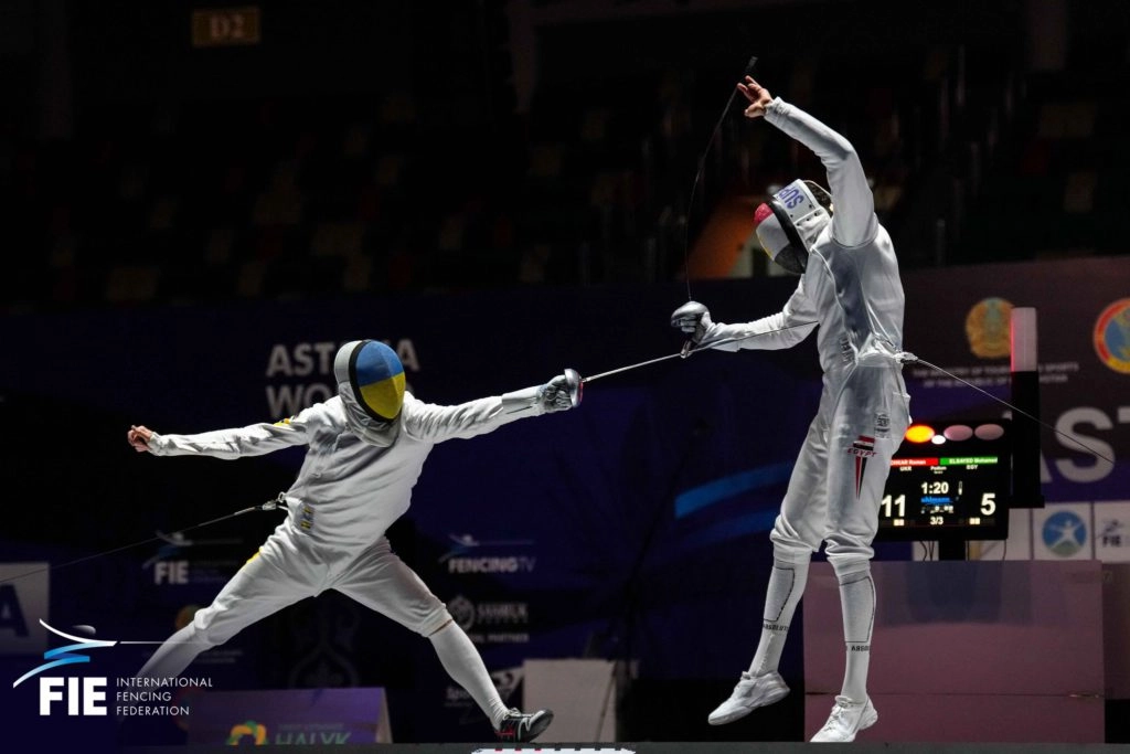 Український фехтувальник Роман Свічкар атакує суперника на Кубку світу в Астані