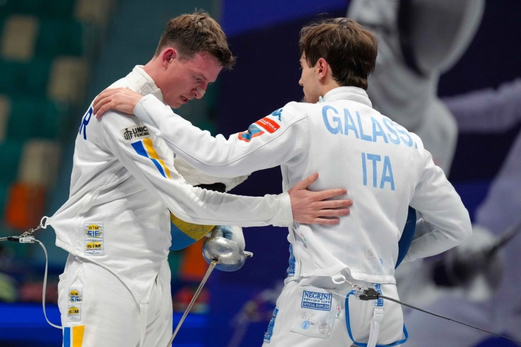 Український фехтувальник Роман Свічкар вітає італійця Маттео Галассі після напруженого поєдинку