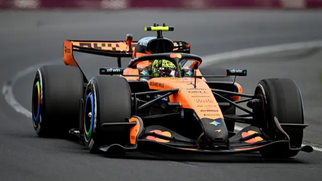 Гоночний болід McLaren на трасі під час Гран-прі Австралії, пілотований Ландо Норрісом