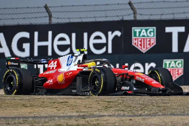 Гоночний болід Ferrari на трасі під час практики Гран-прі Китаю, на задньому плані реклама TAG Heuer