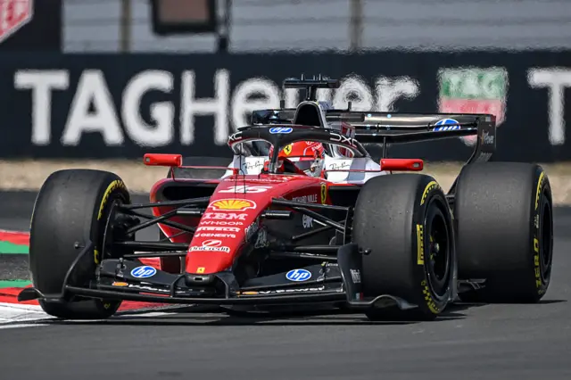 Гоночний болід Ferrari на трасі під час практики Гран-прі Китаю, пілотований Шарлем Леклером