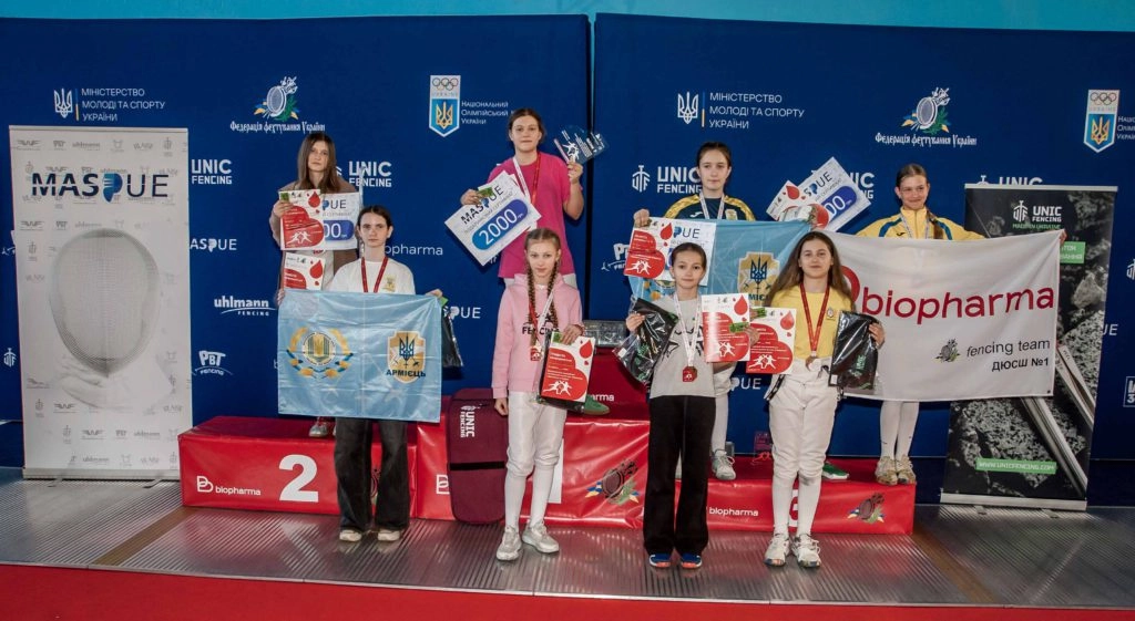 Юні рапіристи на п'єдесталі пошани змагань «Biopharma Cup» у Білій Церкві з медалями та прапорами