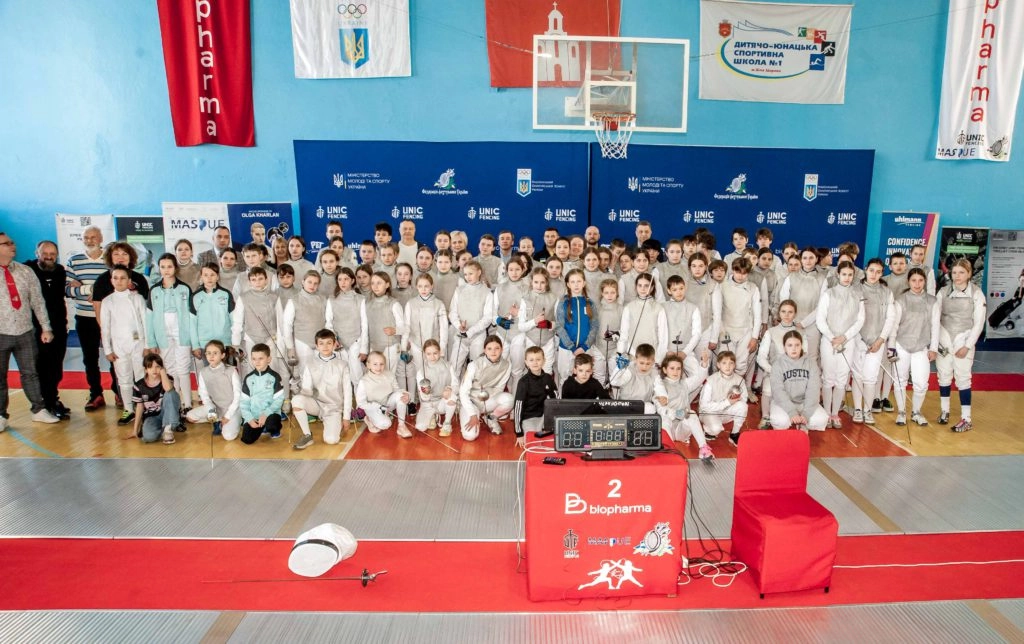 Юні фехтувальники у спортивній залі під час змагань «Biopharma Cup» у Білій Церкві, березень 2023