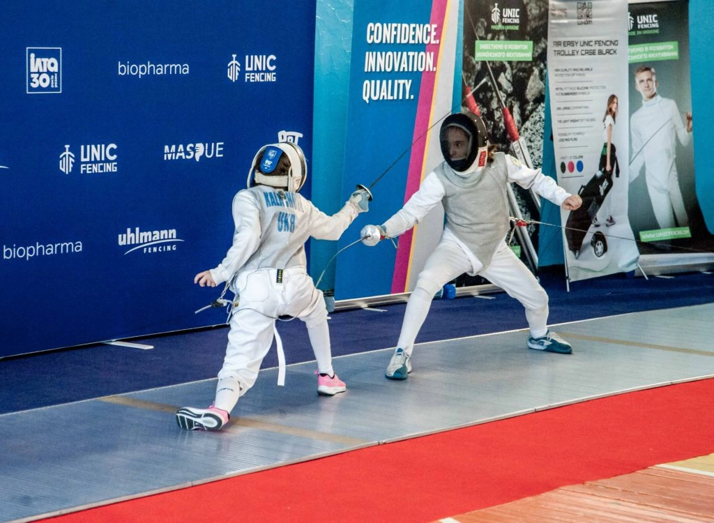 Юні фехтувальники змагаються на турнірі «Biopharma Cup» у Білій Церкві, демонструючи майстерність рапіри