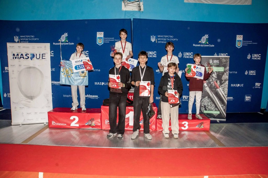 Юні рапіристи на п'єдесталі пошани з нагородами після змагань «Biopharma Cup» у Білій Церкві