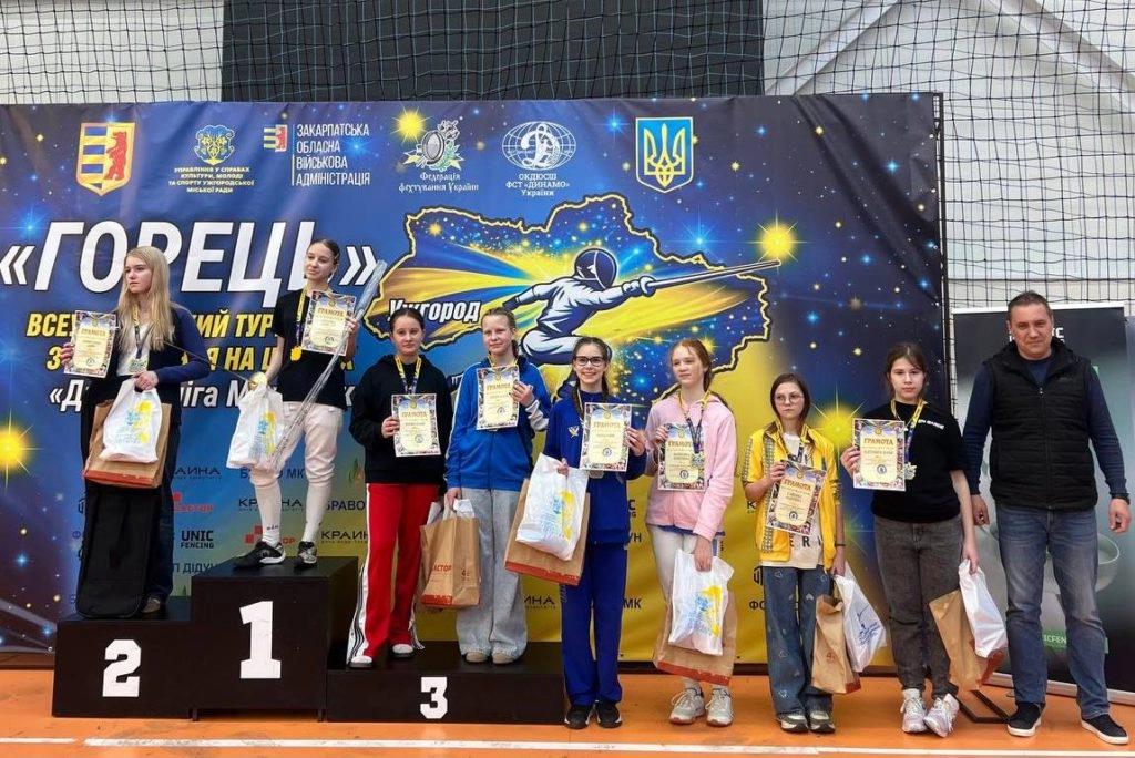 Учасники змагань з фехтування на шпагах на п'єдесталі пошани з нагородами в Ужгороді
