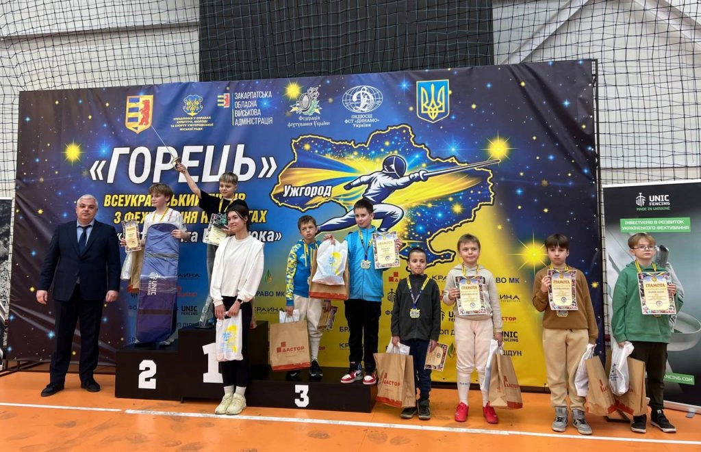 Юні переможці змагань з фехтування на шпагах на п'єдесталі пошани в Ужгороді з нагородами та подарунками