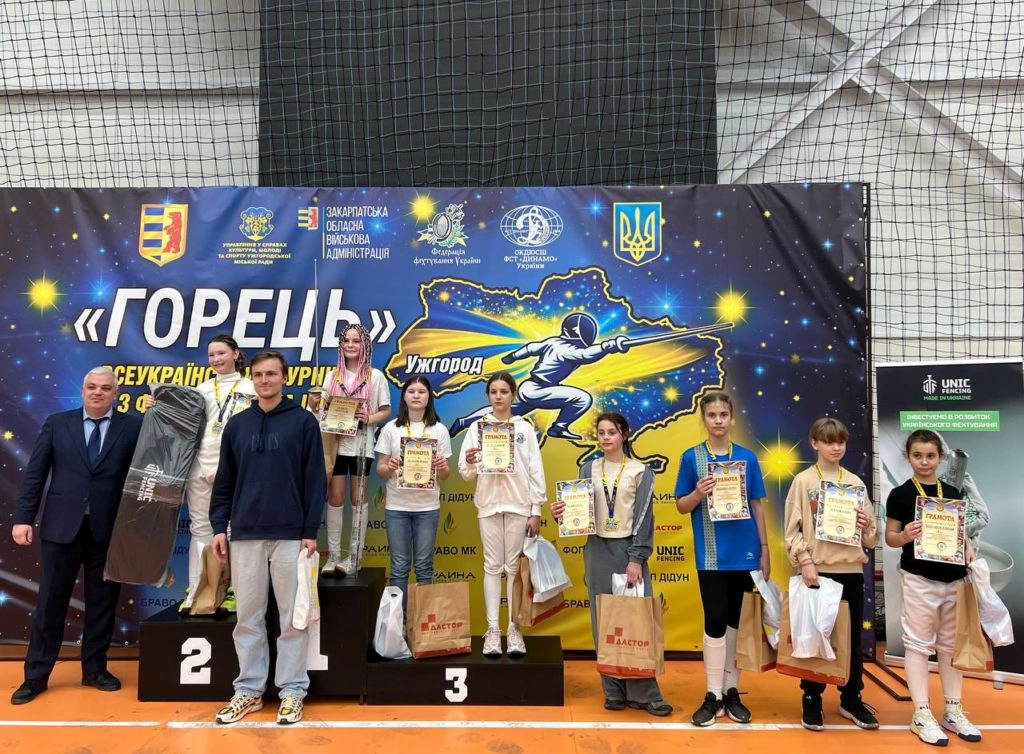 Юні шпажисти на п'єдесталі пошани з медалями та грамотами після змагань у Ужгороді