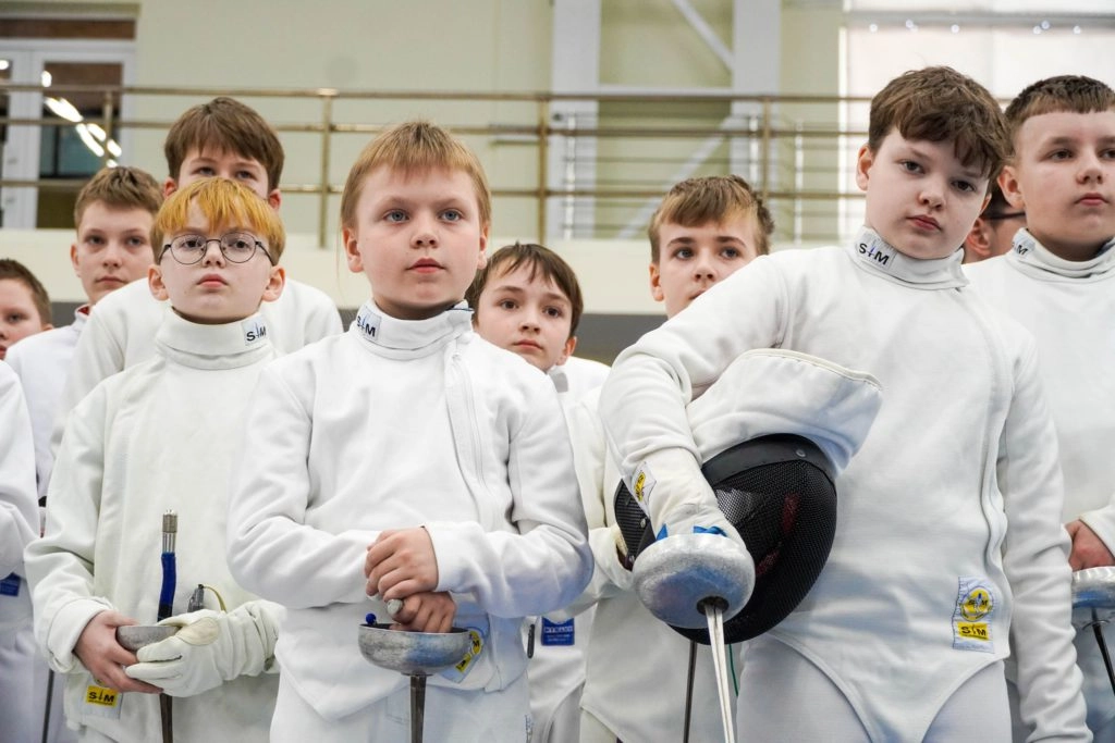 Юні шпажисти в білих костюмах готуються до змагань у Центрі олімпійської підготовки в Ужгороді