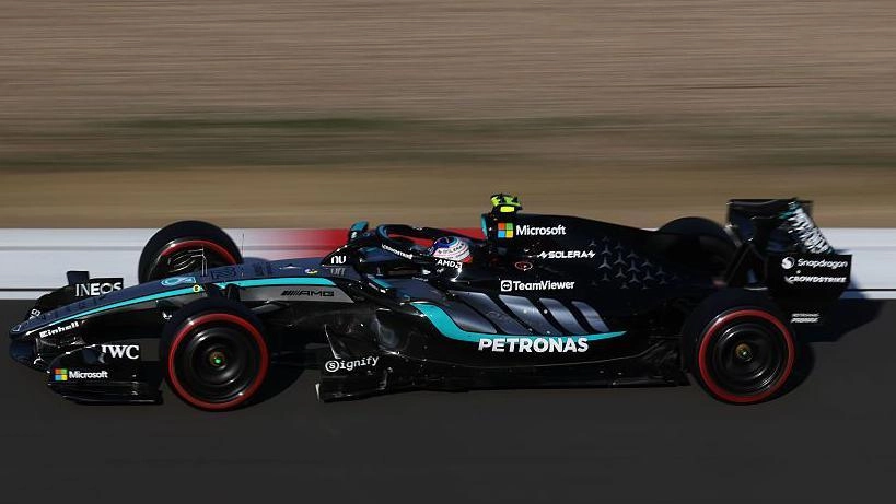 Гоночний болід Mercedes на трасі під час кваліфікації Гран-прі Китаю, пілотований Кімі Антонеллі
