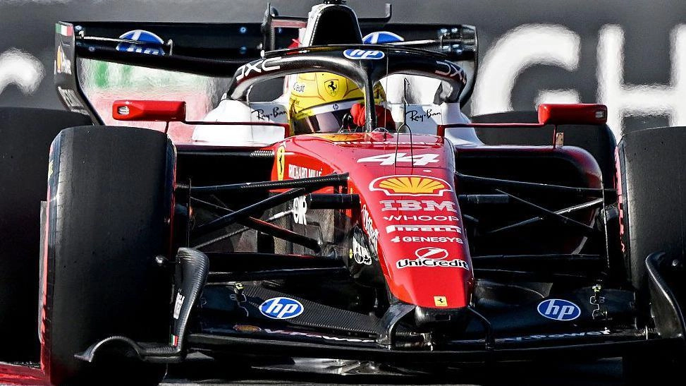 Гоночний болід Ferrari на трасі під час кваліфікації Гран-прі Китаю, пілотований Льюїсом Хемілтоном