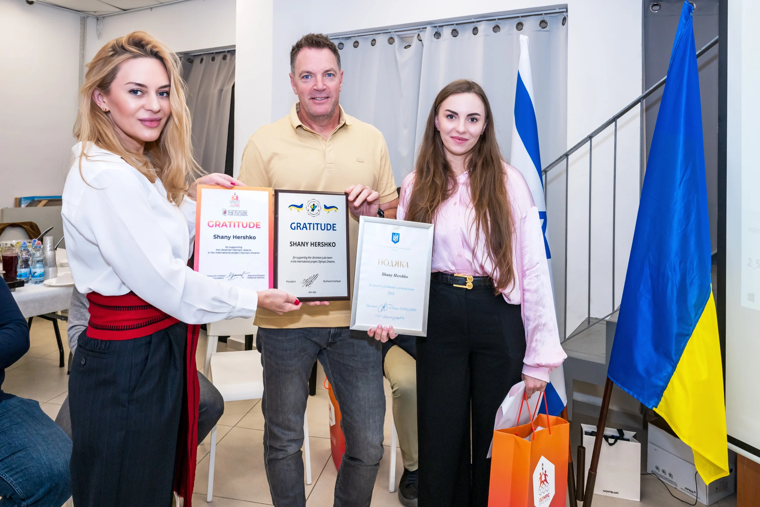Українські та ізраїльські представники з сертифікатами на семінарі з олімпізму в Ізраїлі