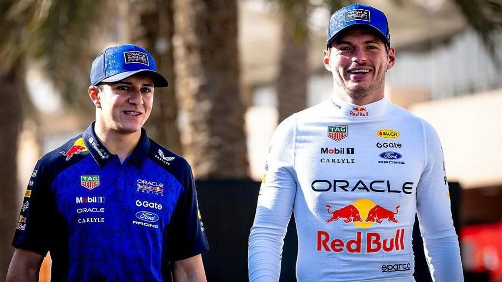 Двоє гонщиків Red Bull у командному одязі на тлі гоночної траси перед сезоном Формули 1 2026 року
