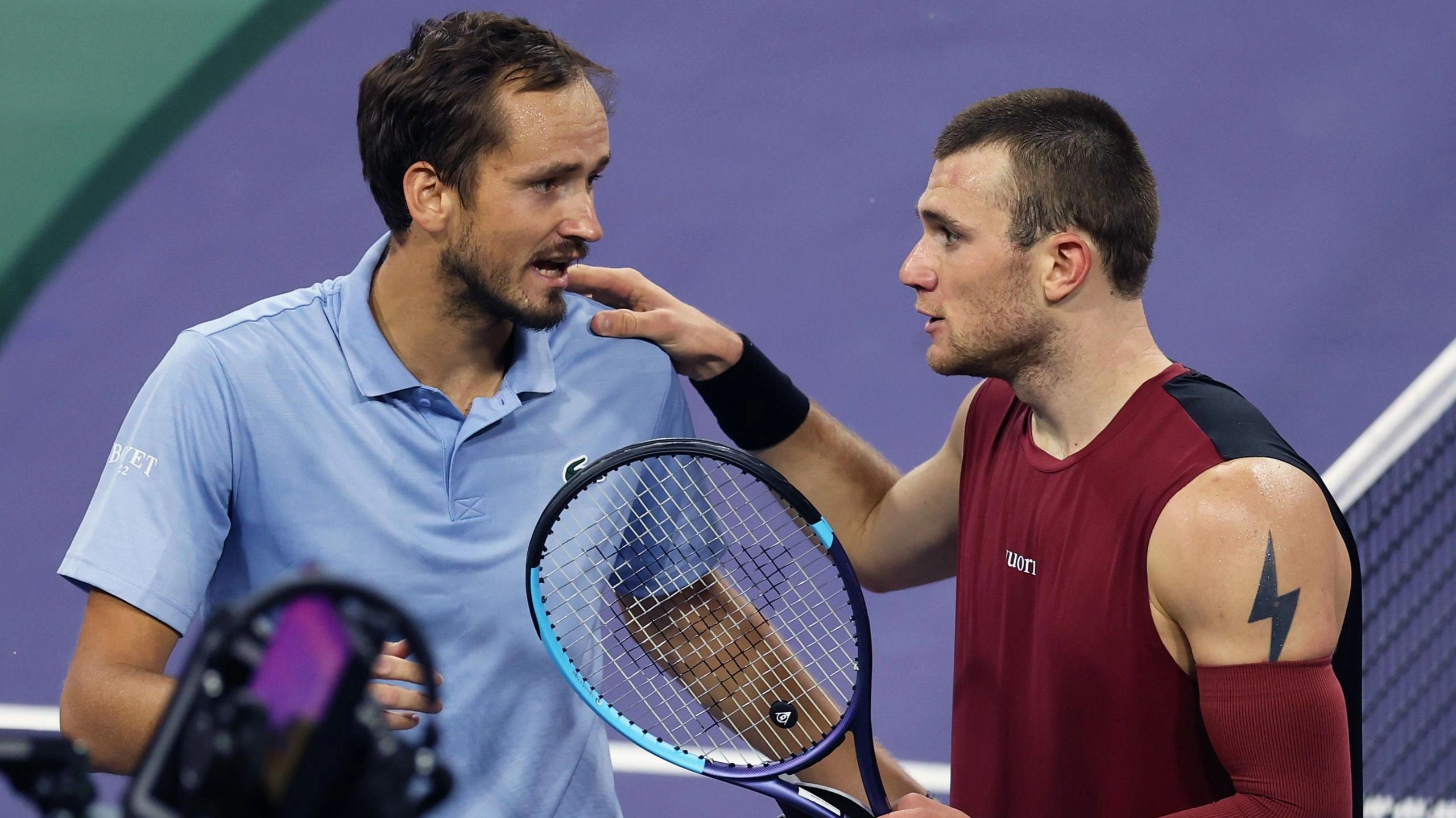Двоє тенісистів обговорюють гру на корті після матчу на турнірі Indian Wells