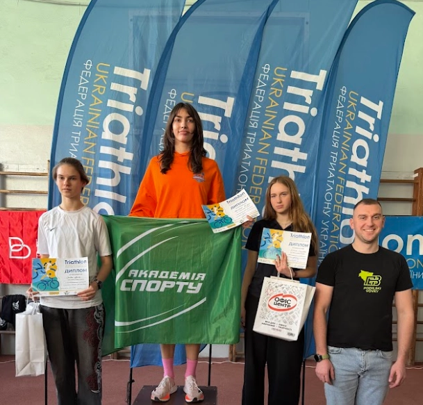 Спортсмени на подіумі Кубка України з триатлону в Хмельницькому, дівчата з нагородами