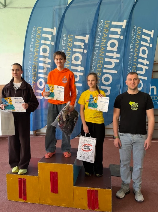Спортсмени на п'єдесталі пошани з нагородами після Кубка України з триатлону в Хмельницькому