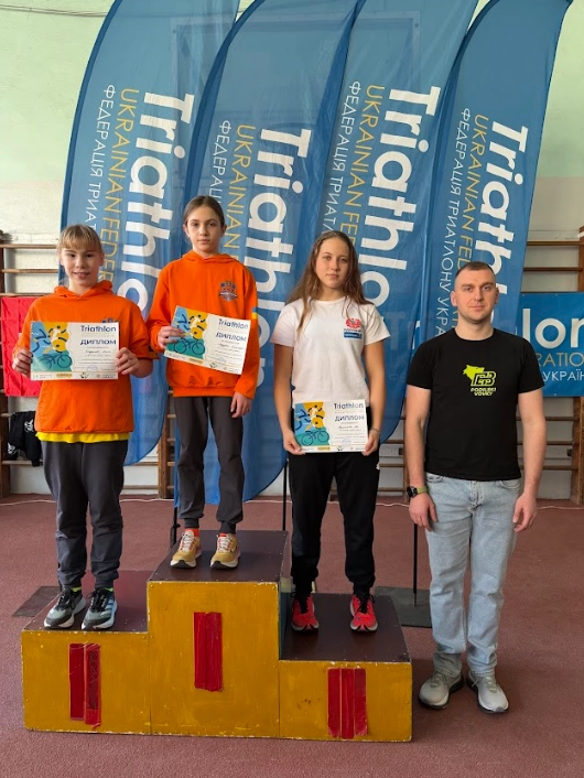 Спортсмени на п'єдесталі з нагородами на Кубку України з триатлону в Хмельницькому