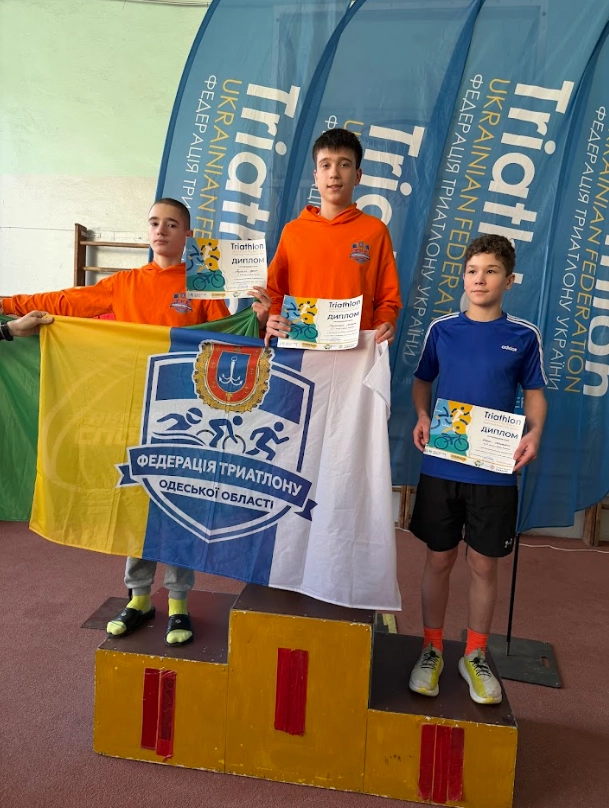 Спортсмени на п'єдесталі пошани з нагородами після Кубка України з акватлону в Хмельницькому