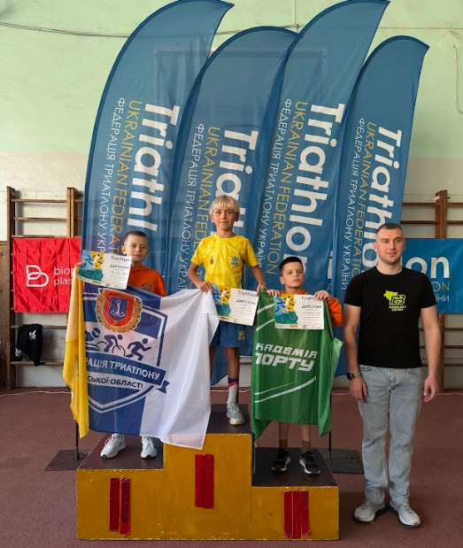 Спортсмени на п'єдесталі пошани з нагородами після Кубка України з акватлону в Хмельницькому