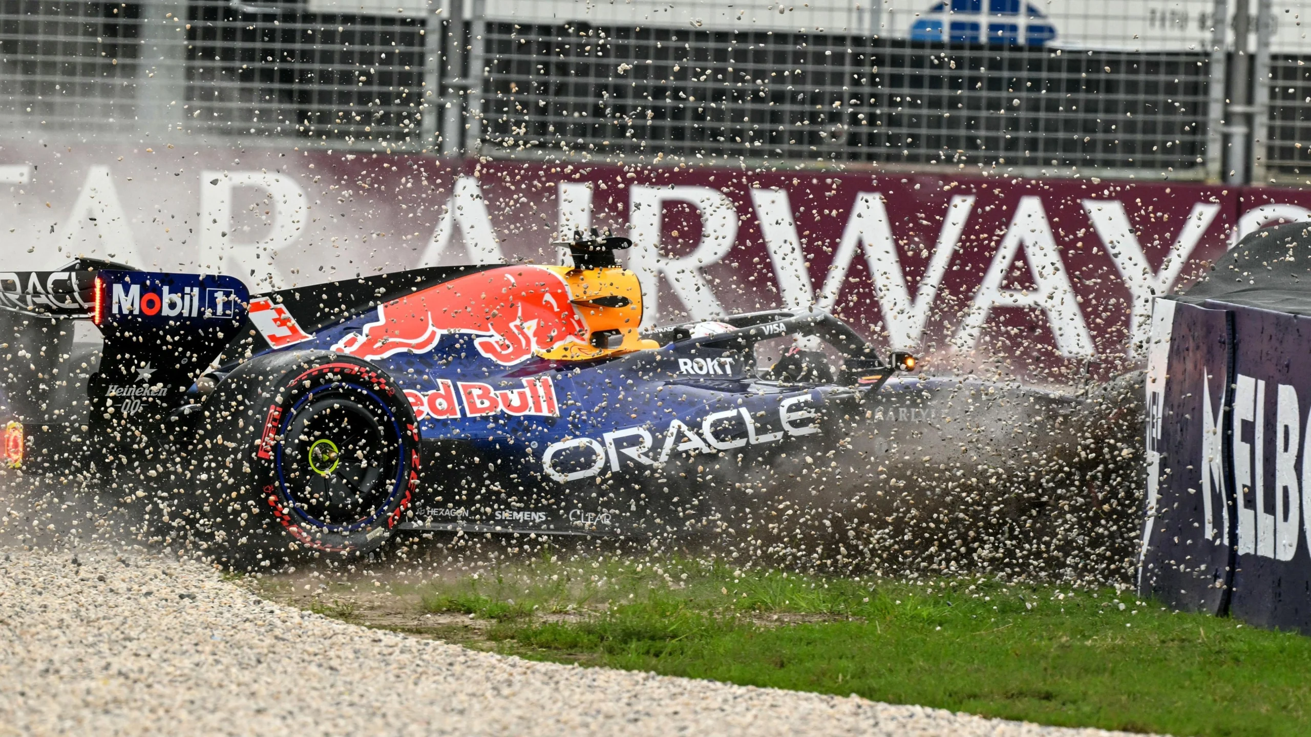 Болід Red Bull розбивається об бар'єр під час Гран-прі Австралії 2026 року на трасі в Мельбурні