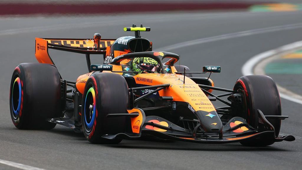 Гоночний болід McLaren на трасі під час Гран-прі Австралії, пілотований Ландо Норрісом