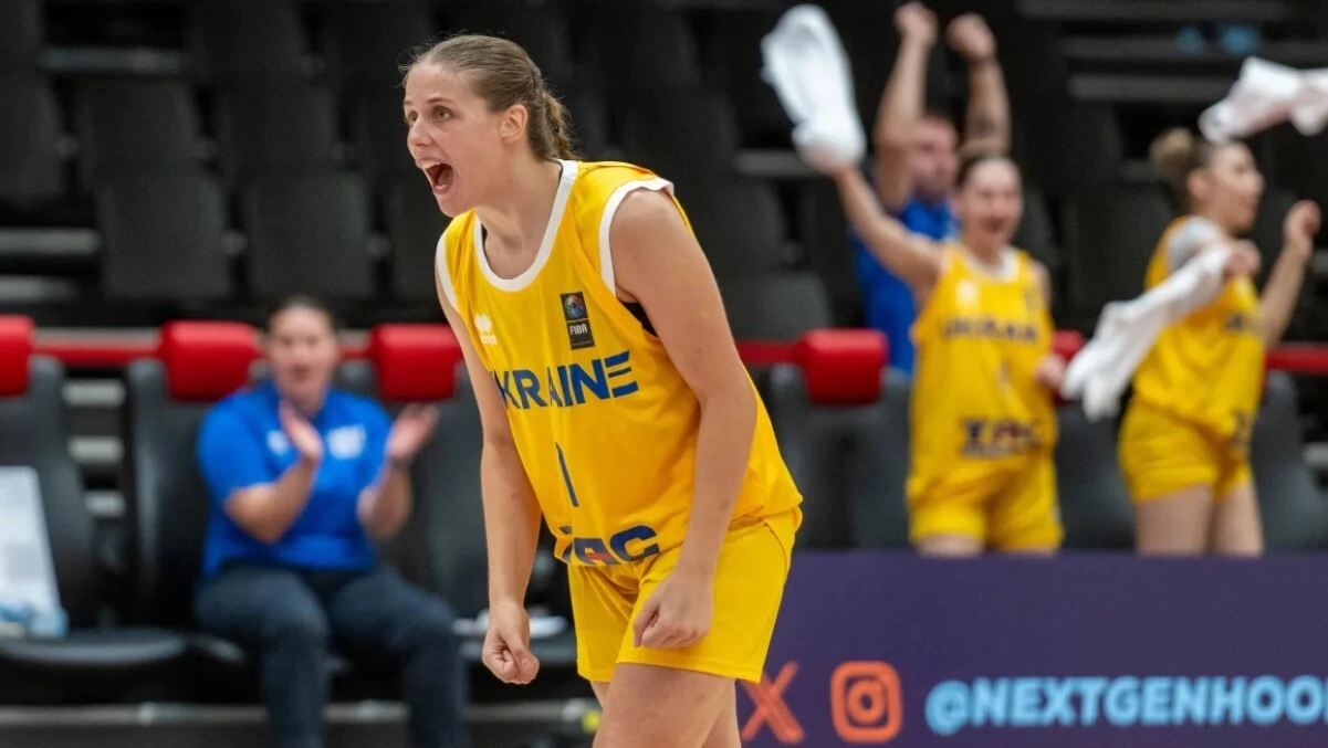 Баскетболістка у жовтій формі збірної України емоційно реагує під час матчу на майданчику