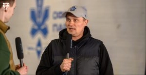 Головний тренер «Шторму» Руслан Борисенко дає інтерв'ю на фоні спортивної емблеми