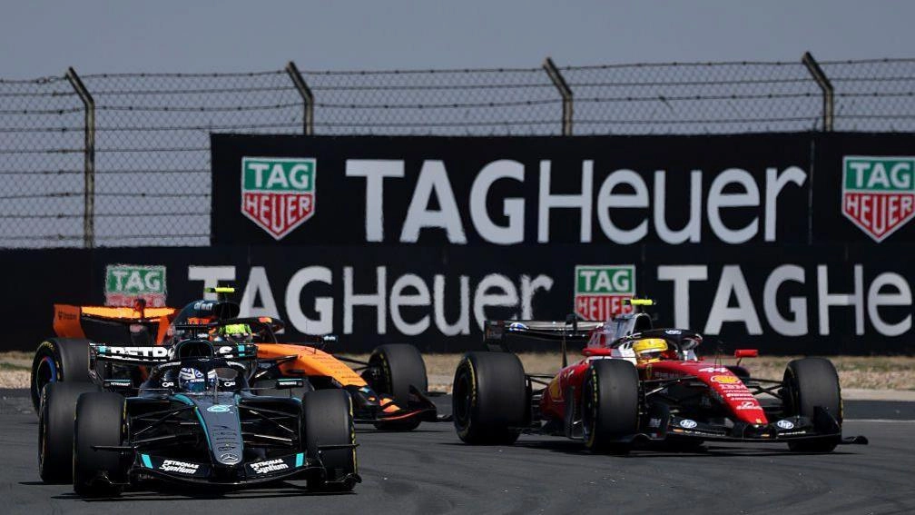 Гоночні автомобілі Mercedes, McLaren та Ferrari змагаються на трасі під час Гран-прі Китаю