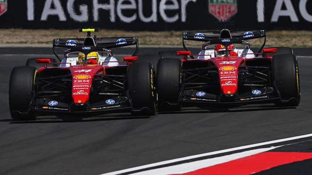 Два боліди Ferrari змагаються на трасі під час Гран-прі Китаю, обганяючи один одного