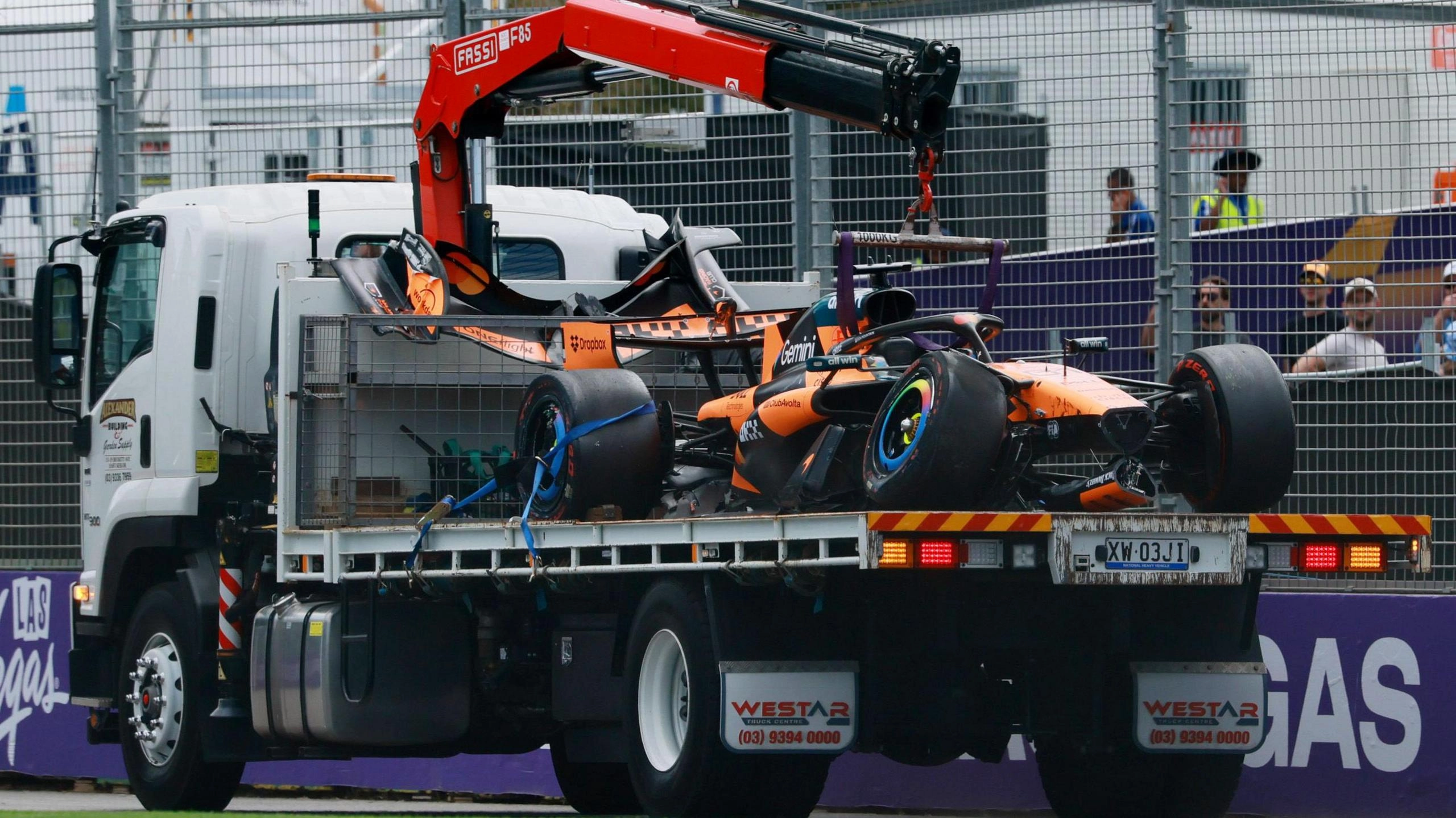 Автомобіль McLaren на евакуаторі після аварії на Гран-прі Австралії 2026 року