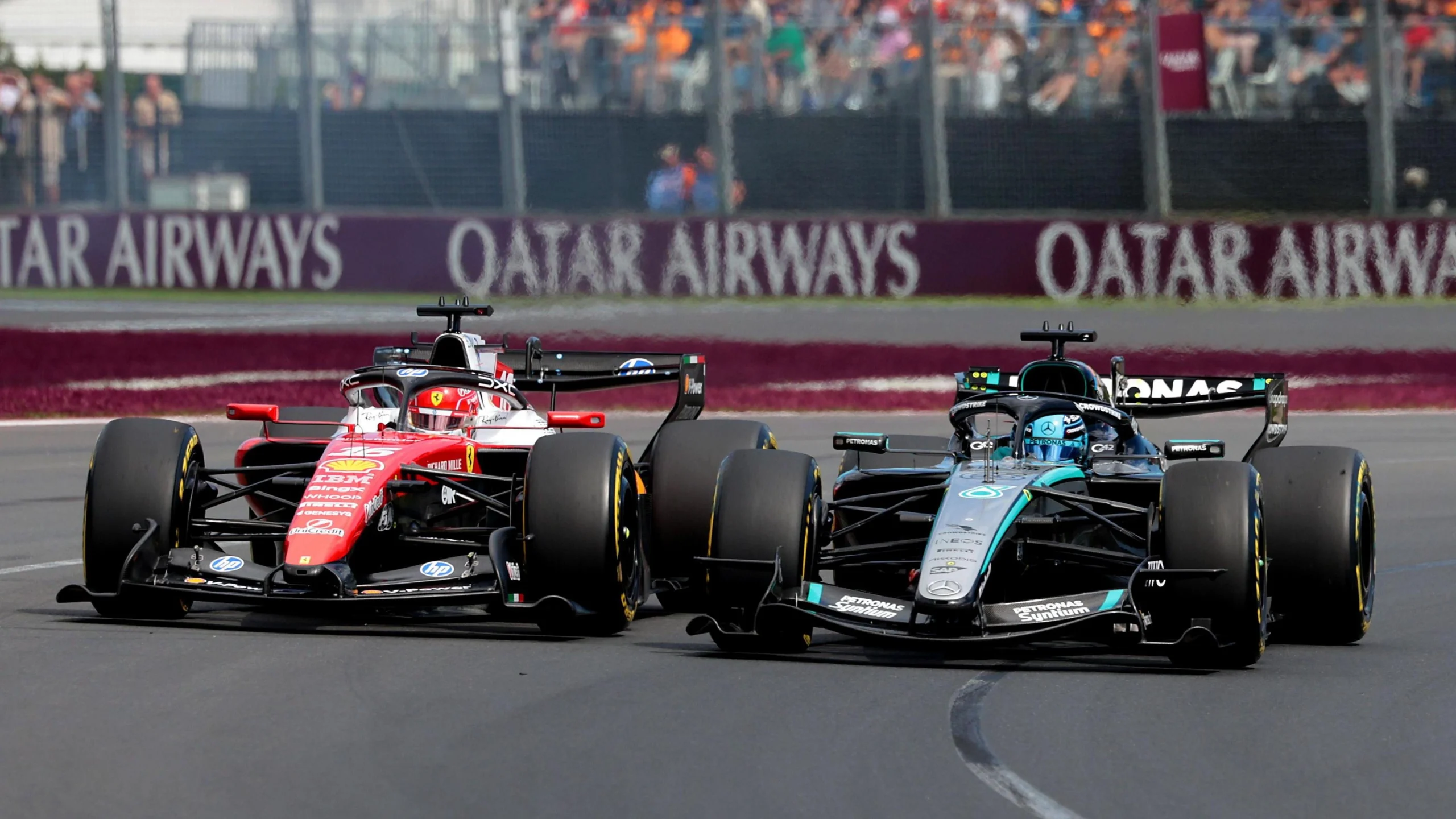 Джордж Расселл на Mercedes випереджає Шарля Леклера на Ferrari під час Гран-прі Австралії