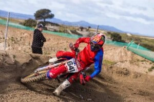 Мотокросист у червоному костюмі на трасі Circuito Las Arenas під час Чемпіонату Іспанії 2026 року