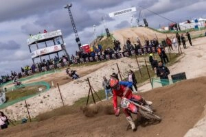 Мотокрос на трасі Circuito Las Arenas в Іспанії, гонщик на мотоциклі долає поворот на змаганнях