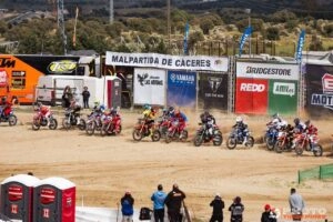 Мотокрос на трасі Circuito Las Arenas в Іспанії, учасники стартують у змаганні Чемпіонату Іспанії