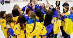Хокеїстки жіночої збірної України в жовто-синій формі святкують перемогу на льоду