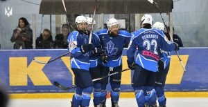 Хокеїсти київського «Сокола» святкують перемогу на льодовій арені після матчу з ХК «Кременчук
