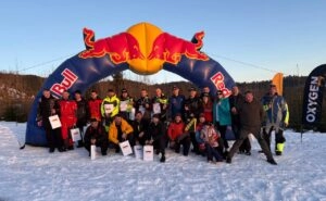 Учасники Трофей SnowPower 2026 у Карпатах позують під аркою Red Bull на снігу