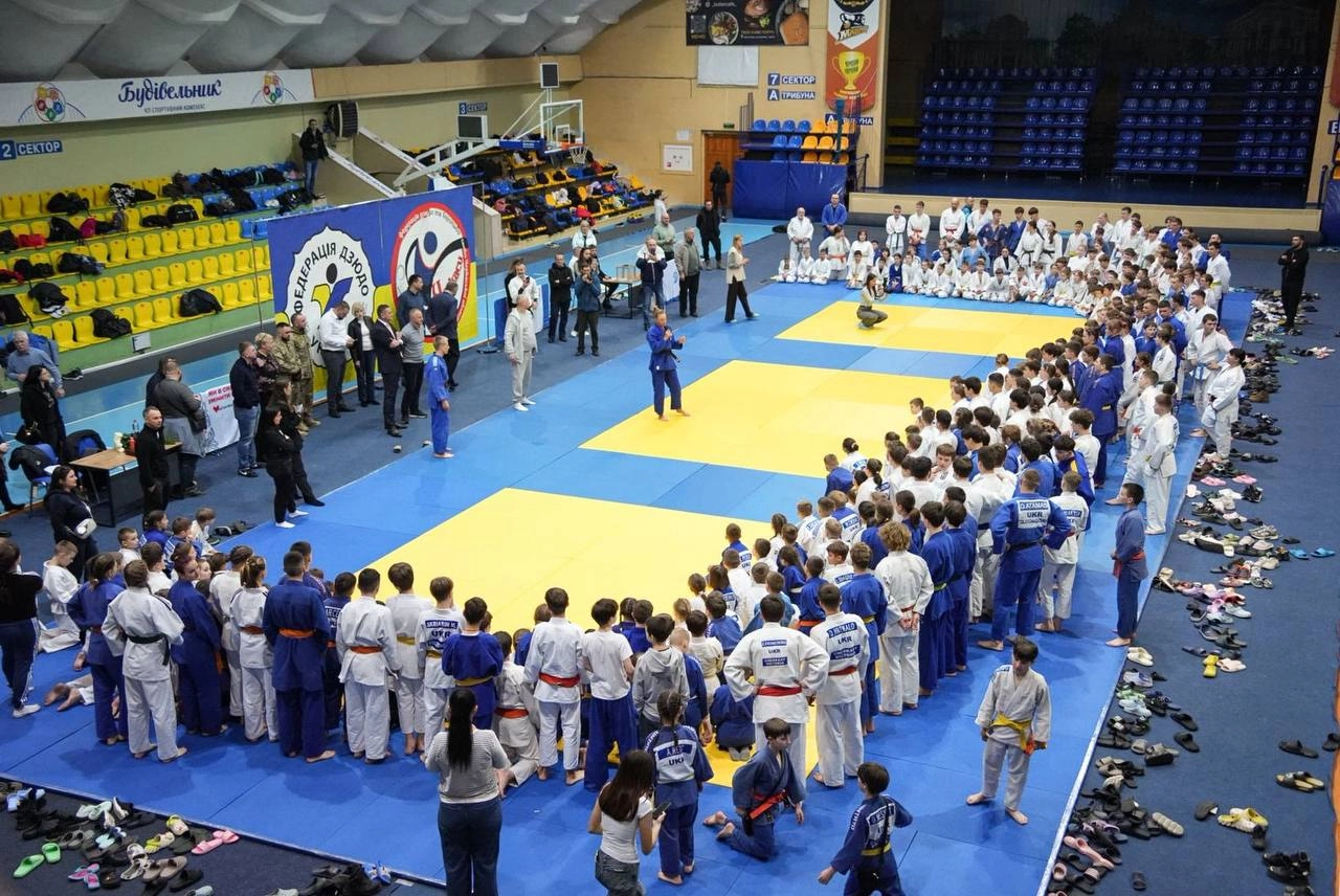 Учасники майстер-класу з дзюдо в спортивному залі, де чемпіонка демонструє техніку прийомів