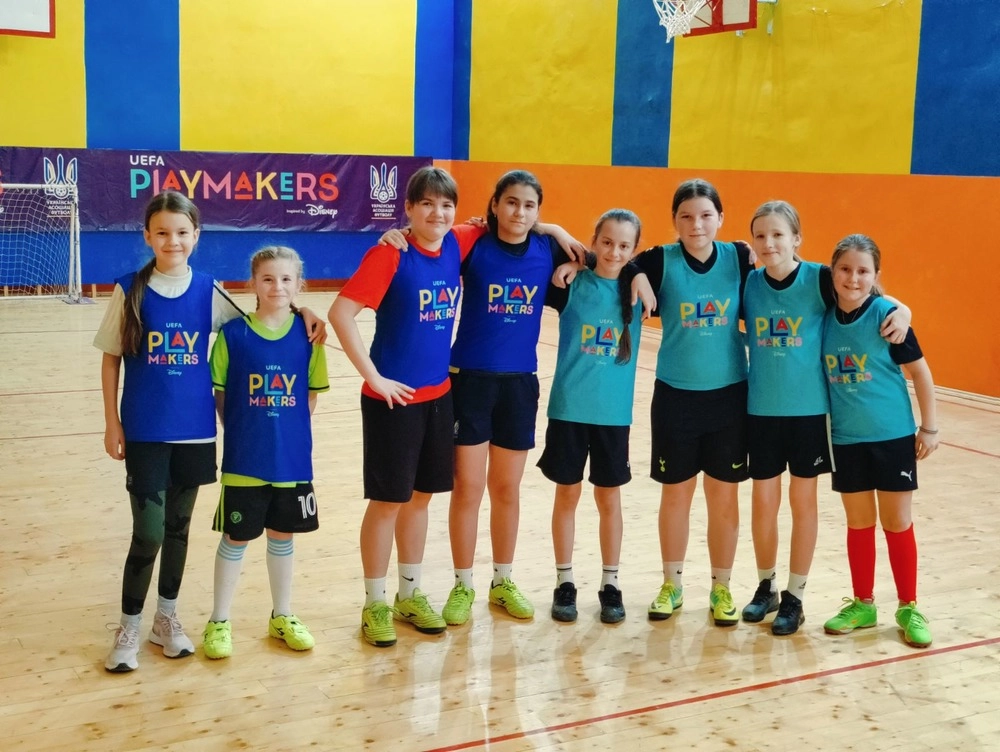 Юні футболістки в спортивній залі під час тренування УЄФА Плеймейкерс у Тернополі, школа № 11