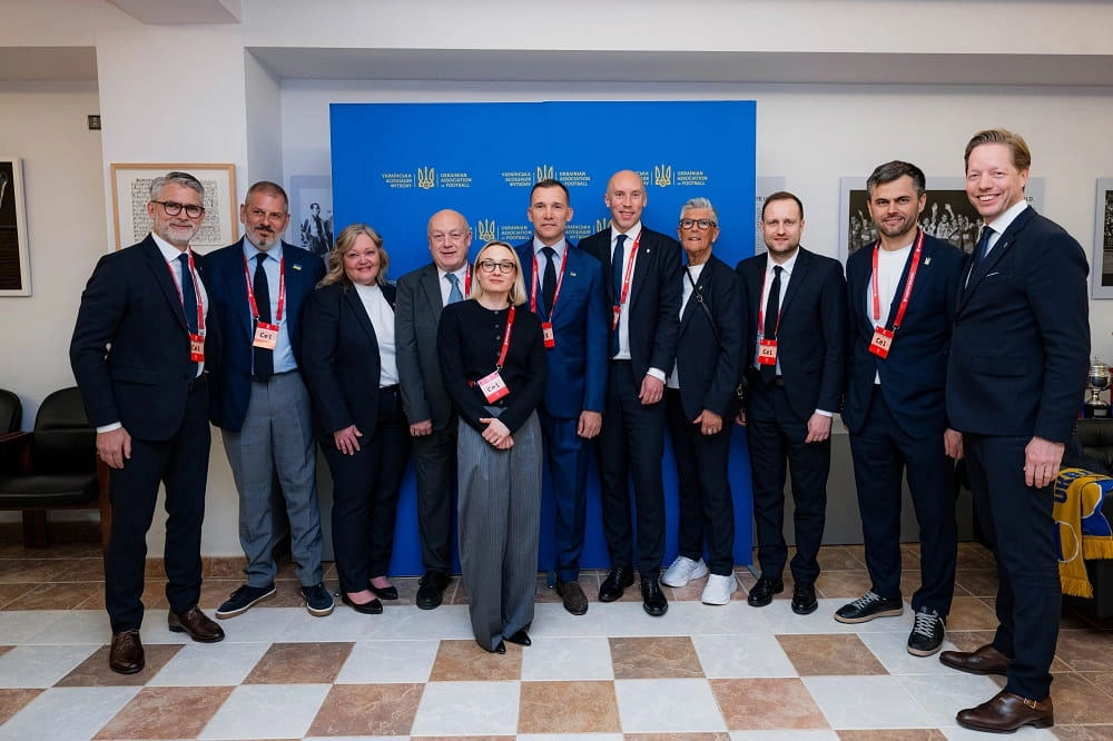 Представники Української асоціації футболу та Шведського футбольного союзу після підписання меморандуму