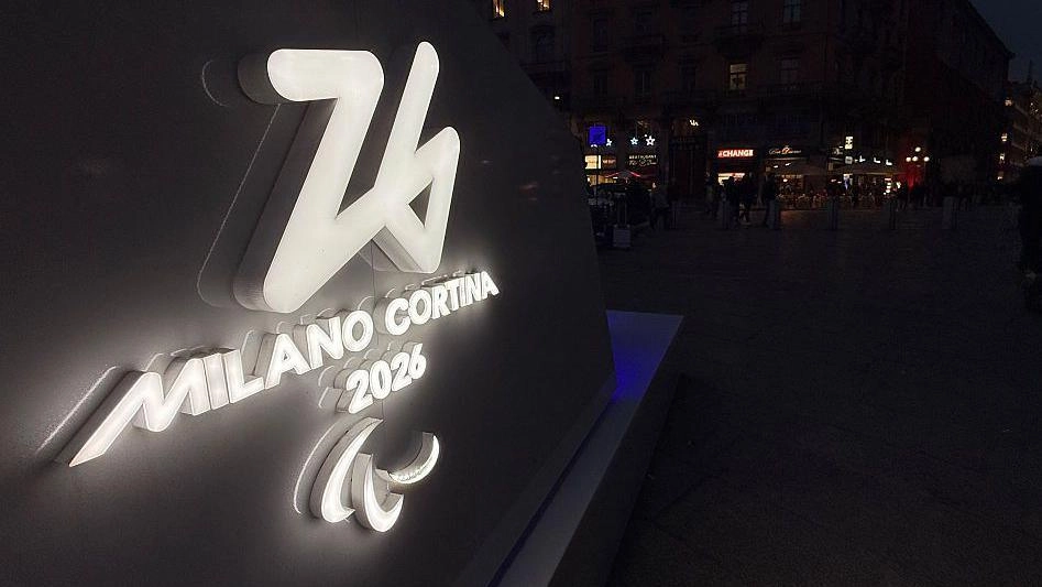Логотип зимових Паралімпійських ігор 2026 в Мілані-Кортіні на темному фоні вуличного пейзажу