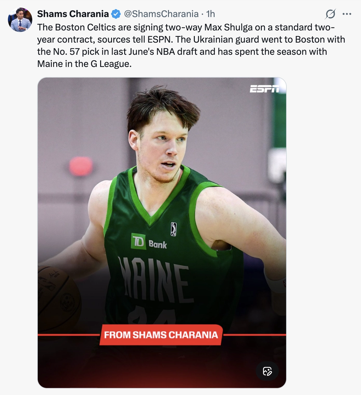 Український баскетболіст у формі Maine Celtics з м'ячем під час гри в залі, готується до передачі